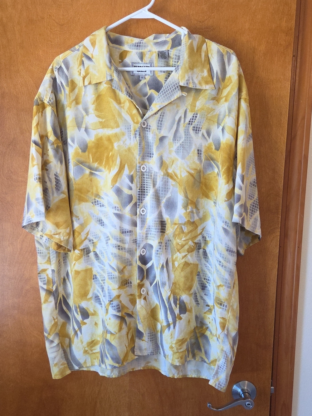 No Boundaries Yellow and Gray Abstract Leaf Short-Sleeve Button-Down Shirt